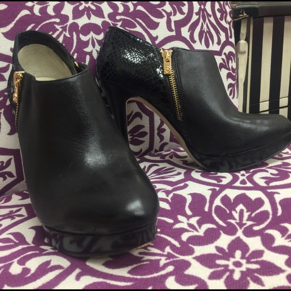 Leather Michael Kors Black Leather Booties w/ Python-sz 9 - Picture 7 of 7